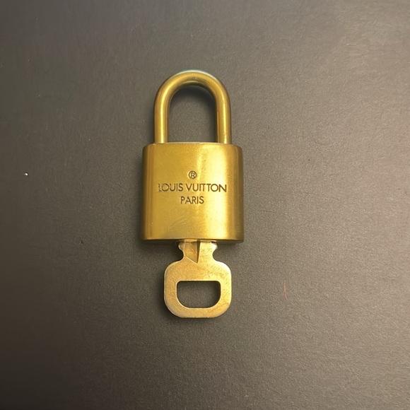 Louis Vuitton lock & key #319 - Picture 2 of 3